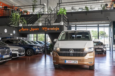 VOLKSWAGEN Caravelle