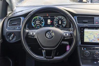 VOLKSWAGEN e-Golf